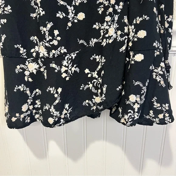 Abercrombie & Fitch Black and White Floral Wrap dress size medium petite - Picture 7 of 13